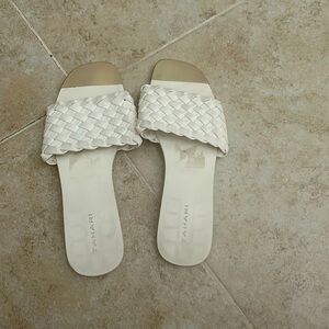 White sandal, gold shiny toe